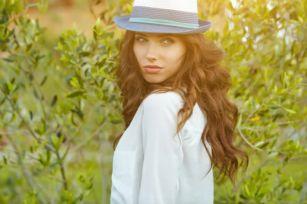 Mujer de verano con sombrero — Foto de Stock