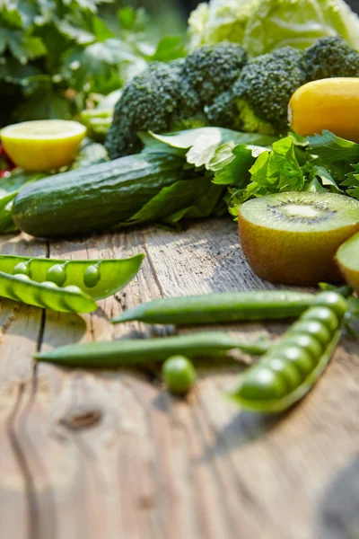 Grönsaker på träbord — Stockfoto