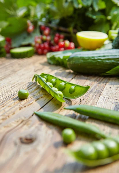 Legumes em mesa de madeira — Fotografia de Stock