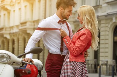 moda vintage hipster çift dışarı eğleniyor