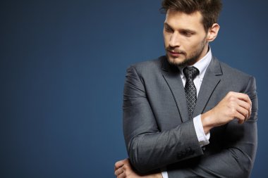 yakışıklı genç işadamı duran