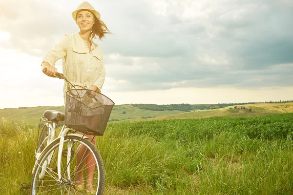 Vintage kızın yanında Bisiklet — Stok fotoğraf