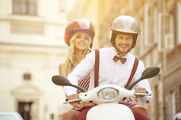 Pareja montando un scooter en un día soleado —  Fotos de Stock