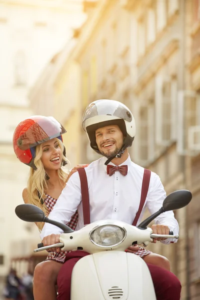 Pareja montando un scooter en un día soleado —  Fotos de Stock