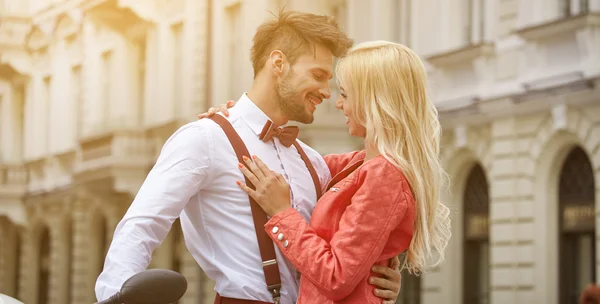 Fashion vintage hipster couple having fun out — Stock Photo, Image