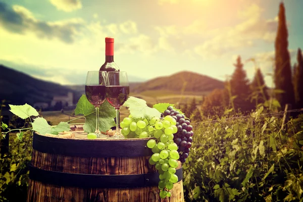 Wijn fles en glas op houten vat — Stockfoto