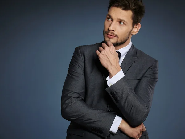 Hombre de negocios guapo en traje — Foto de Stock