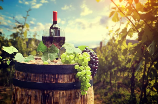 Weinflasche und Glas auf Holzfass — Stockfoto
