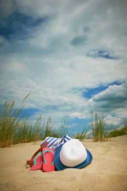 Sahilde şapka ve flip flop