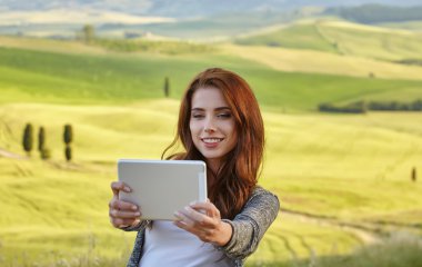 selfie tablet fotoğraf çekimi kadın