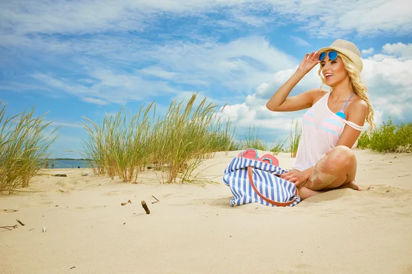 Blond vlasy dívka v plavkách na pláži — Stock fotografie