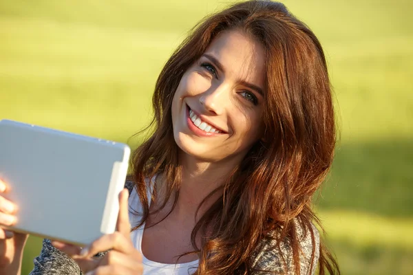 Žena, fotografování selfie na tablet — Stock fotografie