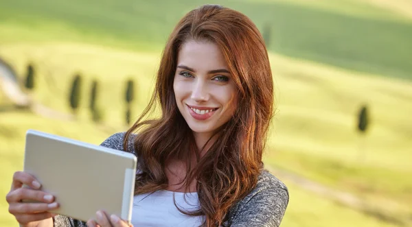 Žena, fotografování selfie na tablet — Stock fotografie