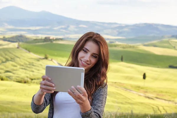 Donna che fotografa selfie su un tablet — Foto Stock