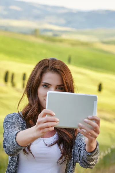 タブレットでの selfie を撮影する女 — ストック写真