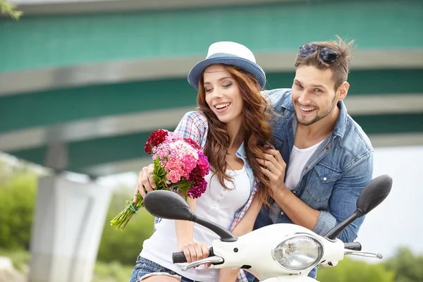 Man gives flowers beautiful woman — Stock Photo, Image