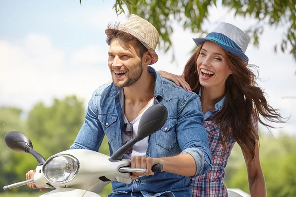 Casal apaixonado em scooter dirigindo juntos — Fotografia de Stock