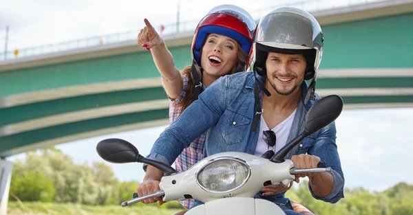 Casal equitação vintage scooter — Fotografia de Stock