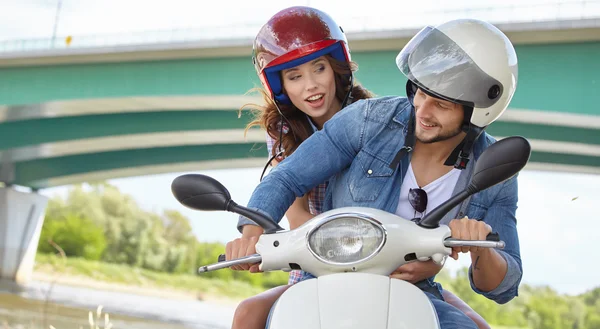 Casal equitação vintage scooter — Fotografia de Stock