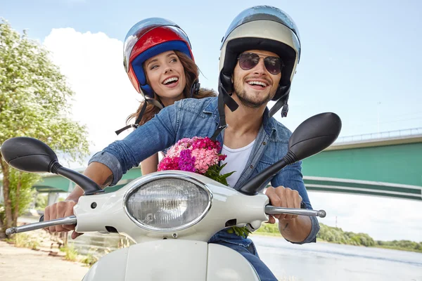 Paar paardrijden vintage scooter — Stockfoto