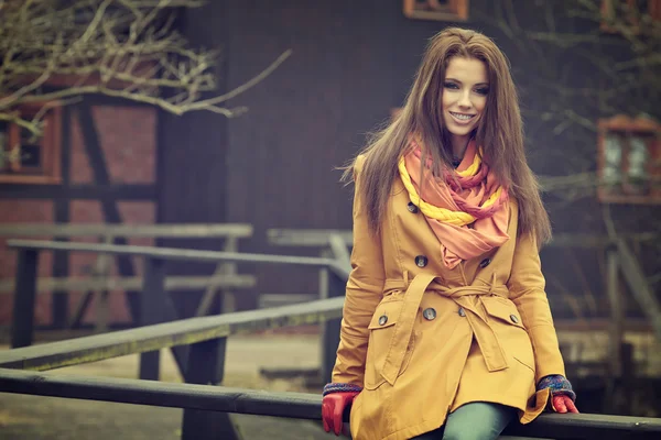 Schöne Frau auf herbstlichem Hintergrund — Stockfoto