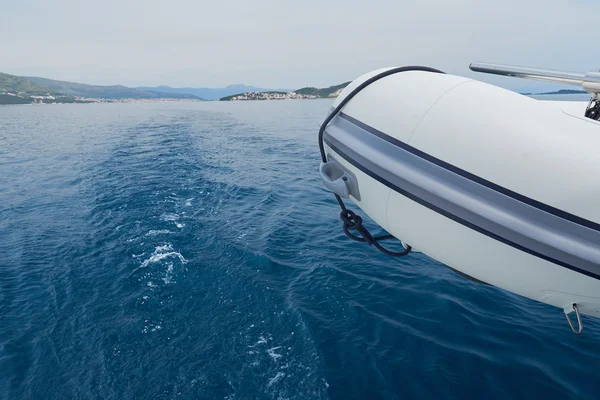 Uppblåsbar båt på havet — Stockfoto