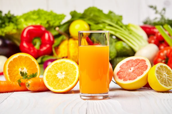 Apelsinjuice med frukt och grönsaker — Stockfoto