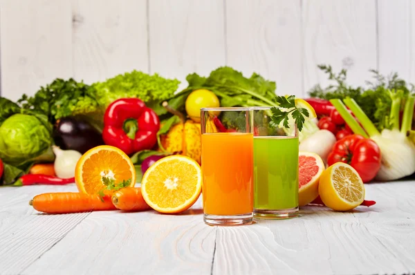 Färska juicer med frukt och grönsaker — Stockfoto
