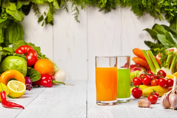 Jus segar dengan buah-buahan dan sayuran — Stok Foto