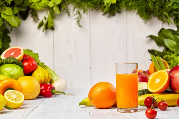 Свежие соки из фруктов и овощей — стоковое фото