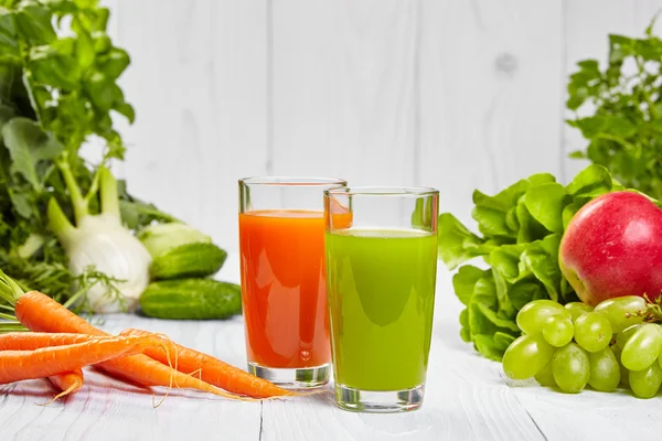 Frische Säfte mit Obst und Gemüse — Stockfoto