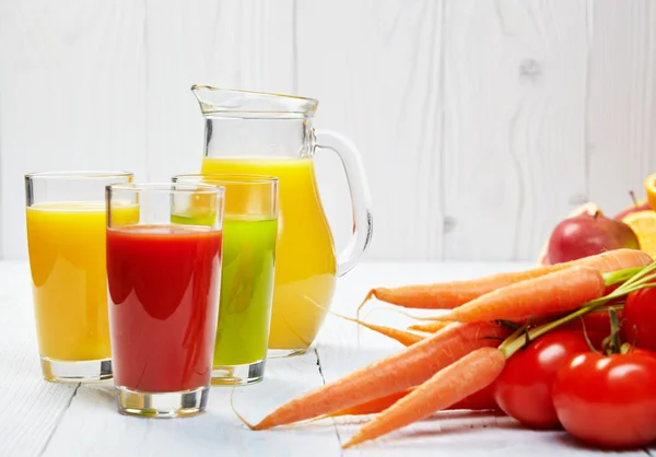 Färska juicer med frukt och grönsaker — Stockfoto