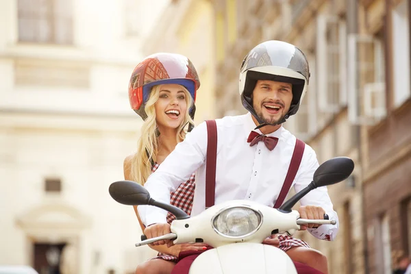 Liefde paar met retro scooter — Stockfoto