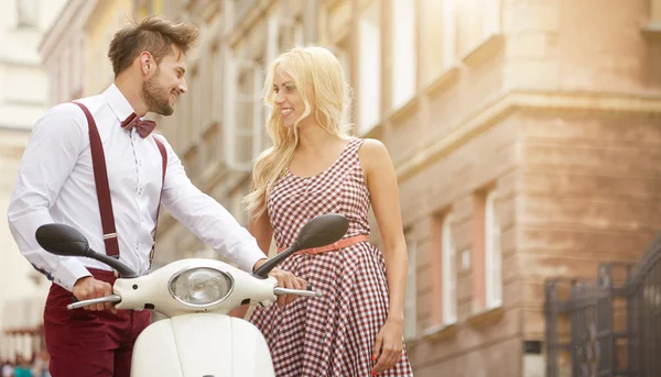 Kärlekspar med retro scooter — Stockfoto