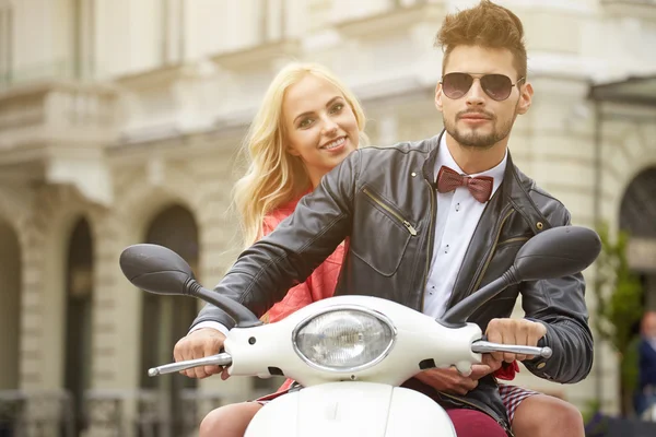 Casal equitação scooter juntos — Fotografia de Stock