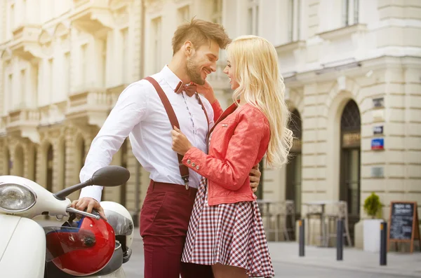 Hipster pareja tener divertido al aire libre — Foto de Stock