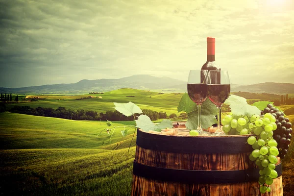 Bouteille de vin rouge et verres à vin — Photo