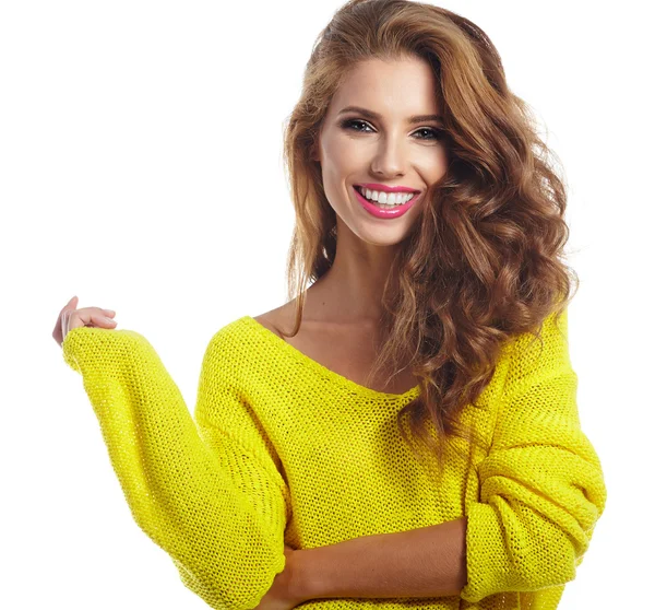 Sexy mulher vestindo amarelo suéter — Fotografia de Stock