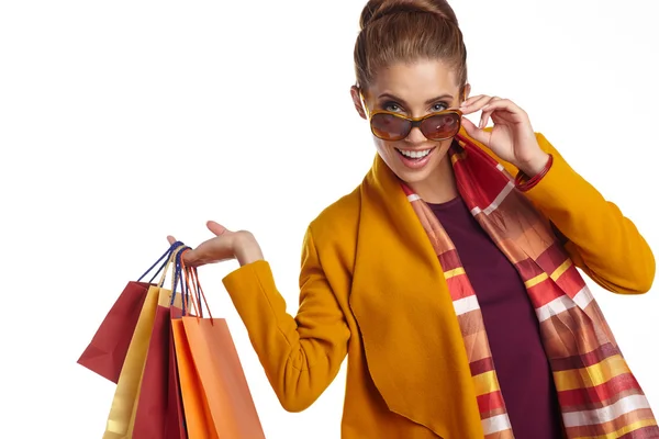 Mulher de sobretudo com sacos de compras . — Fotografia de Stock