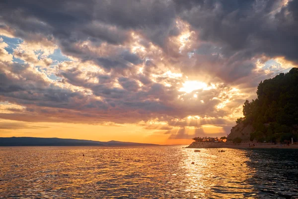 Zonsondergang op Kroatische strand — Stockfoto