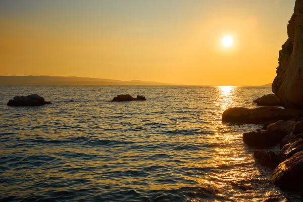 Rock île au coucher du soleil — Photo