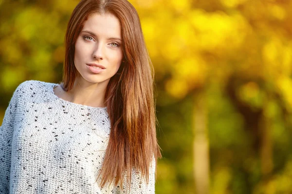 Frau mit langen Haaren — Stockfoto