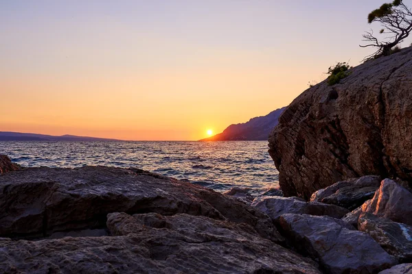 Ilha de rochas ao pôr do sol — Fotografia de Stock