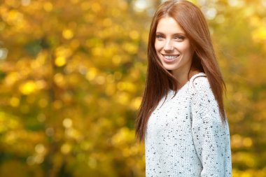 Parkta duran kadın.