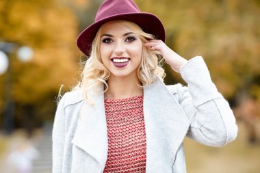 sonbahar parkta duran kadın