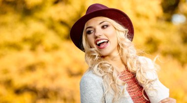 sonbahar parkta duran kadın