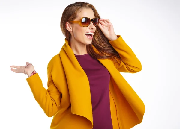 Frau trägt Mantel mit Sonnenbrille — Stockfoto