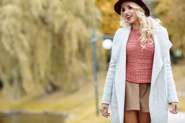 Mujer de pie en el parque de otoño — Foto de Stock