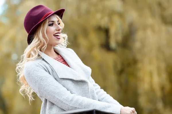 Mujer de pie en el parque de otoño —  Fotos de Stock