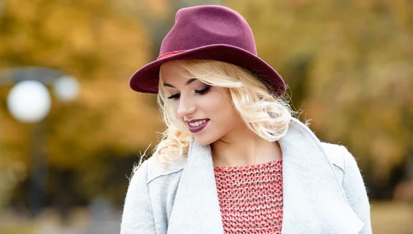 Vrouw stond in de herfst park — Stockfoto